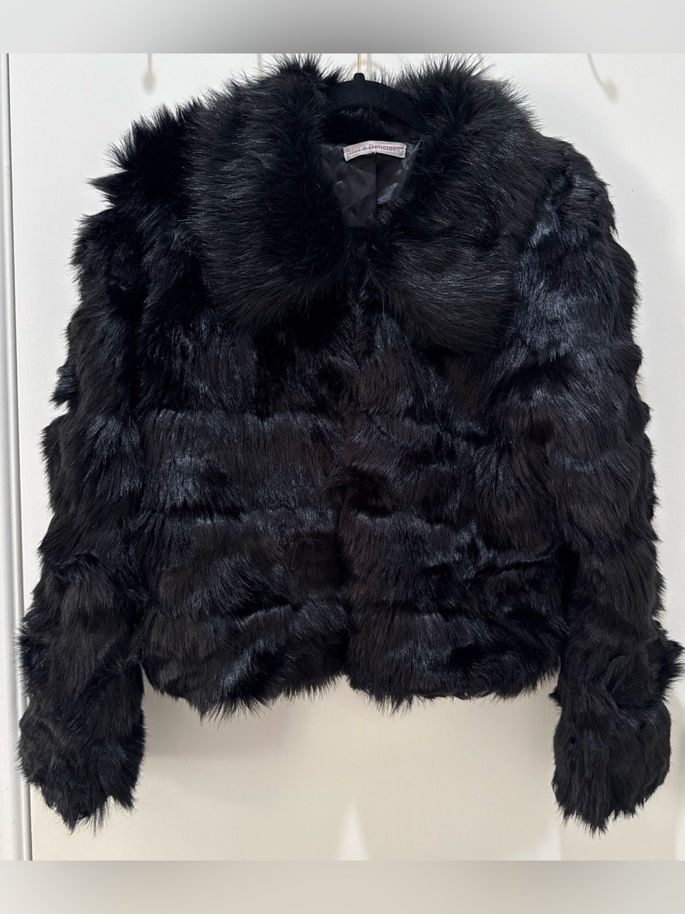 Hot & Delicious Black Faux Fur Cropped Jacket – Size M